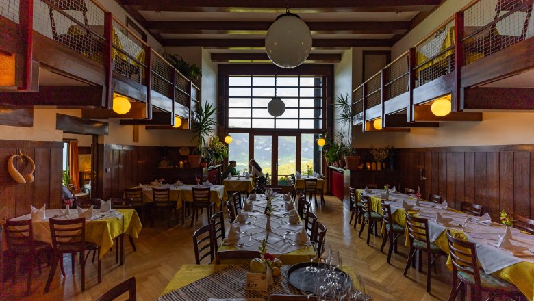 Looshaus am Kreuzberg, © Wiener Alpen / Christian Kremsl Innenansicht eines Restaurants mit Holzmöbeln und großen Fenstern.