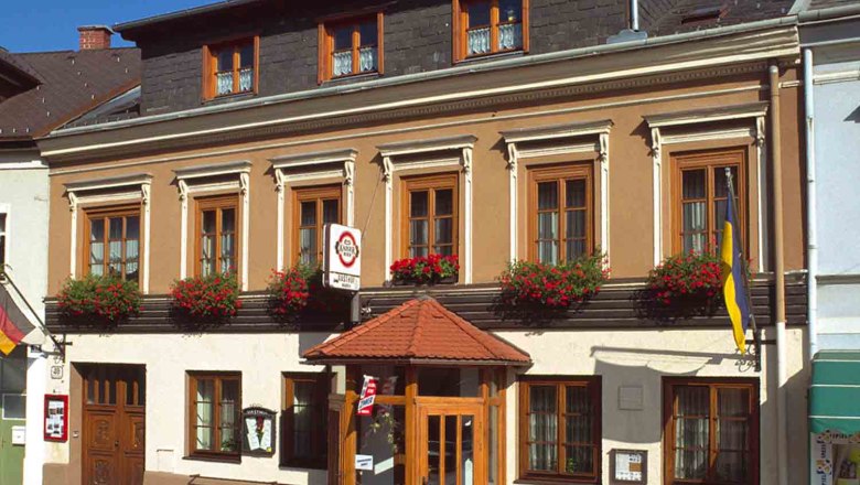 Gasthof Maurer, © Gasthof Maurer Traditionelles Gasthaus mit Blumen und Fahnen.