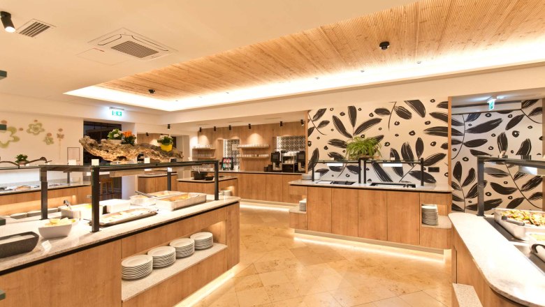 Flack Wirt - Buffetbereich, © Daniel Fischer Moderner Buffetbereich mit Holzdekor und Pflanzen.