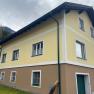 Hausansicht Privatzimmer Jansch, © Wiener Alpen Zweistöckiges gelb-braunes Haus mit weißen Fensterrahmen und grünem Fallrohr.