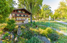 Semmeringhäuschen Payerbach, © wieneralpen_kremsl Miniaturhaus in einem Park mit Bäumen und einem Weg.