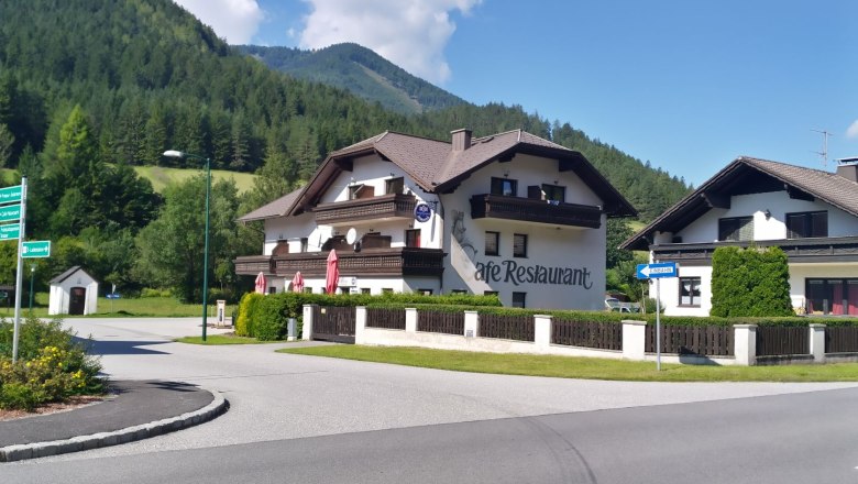 cafe-naturpark-2, © Naturpark Falkenstein Ein Café-Restaurant in einer ländlichen Gegend mit Bergen im Hintergrund.