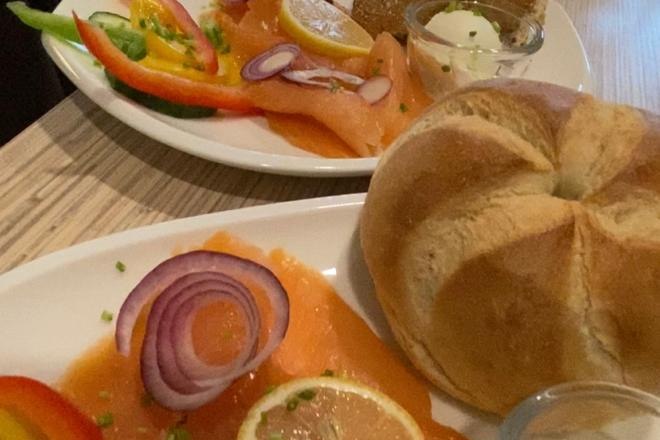 Frühstück im Café Frau Tinz, © Martina Lechner Frühstücksteller mit Lachs, Zwiebeln, Zitrone, Paprika und Brötchen.