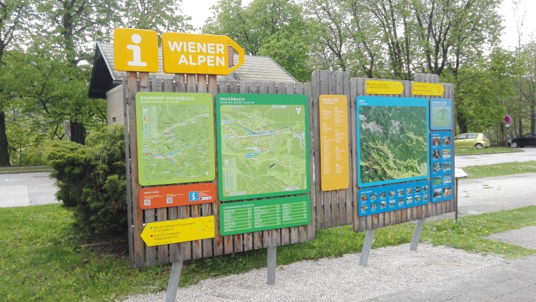 Wanderstartplatz Payerbach, © Wiener Alpen, Michaela Dorfstätter Informationstafeln am Wanderstartplatz Payerbach mit Karten und Wegweisern zu den Wiener Alpen.