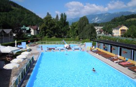 Freibad Payerbach, © Marktgemeinde Payerbach Freibad Payerbach mit Schwimmern und umliegender Landschaft.