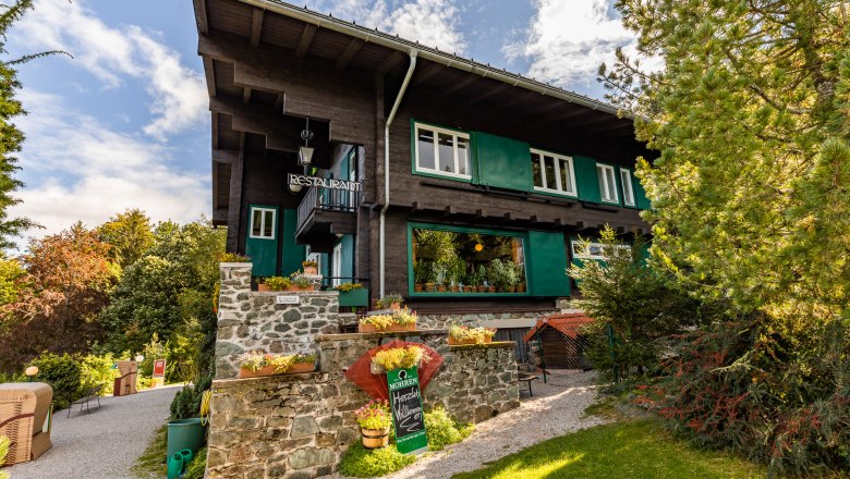 Looshaus am Kreuzberg, © Wiener Alpen / Christian Kremsl Looshaus am Kreuzberg, ein traditionelles Gebäude mit Restaurant, umgeben von Bäumen und Garten.