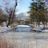 Winter in Reichenau, © Flackl-Wirt Verschneite Landschaft mit gefrorenem Fluss und Brücke in Reichenau.