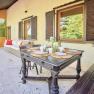 Top 1 - Terrasse, © VP FeWo OG Terrasse mit Esstisch, Stühlen und Sofa, umgeben von Pflanzen.
