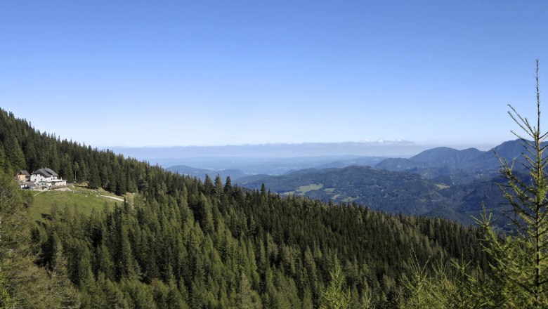 Waxrieglhaus auf der Rax, © Wiener Alpen, Foto: Janos Kalmar Berglandschaft mit Waxrieglhaus und Wald auf der Rax.