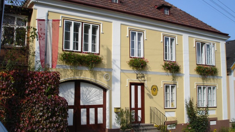 Nostalgiepostamt Küb, © Marktgemeinde Payerbach Gelbes Gebäude mit roten Fensterläden und Blumen, nostalgisches Postamt Küb.