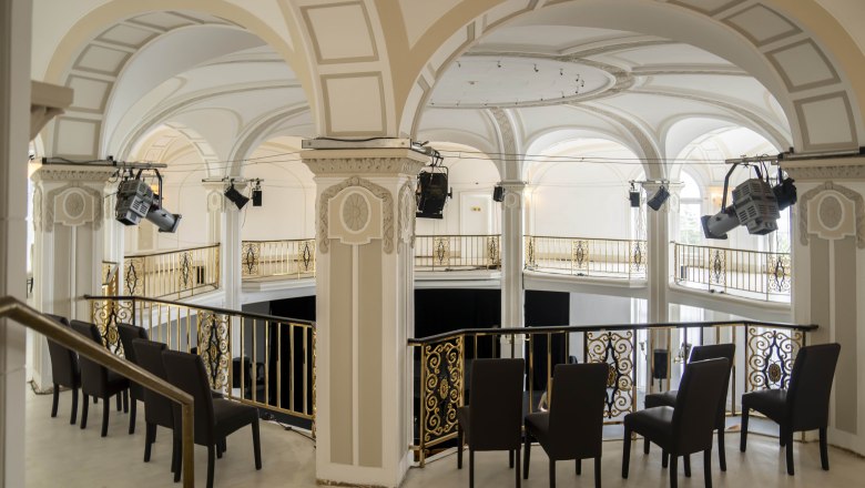 Kultursommer Semmering - Panhans, © wieneralpen_herbst Innenansicht eines eleganten Saals mit Bögen und goldenen Geländern.