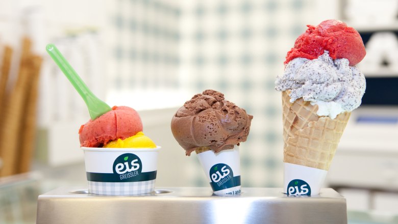 Eis vom Eis Greissler, © Eis Greissler Drei Eissorten von Eis Greissler in Bechern und Waffel.