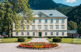 Schloss Reichenau, © Österreich Werbung/Stefan Strasser Schloss Reichenau mit Garten und Blumenbeet im Vordergrund.