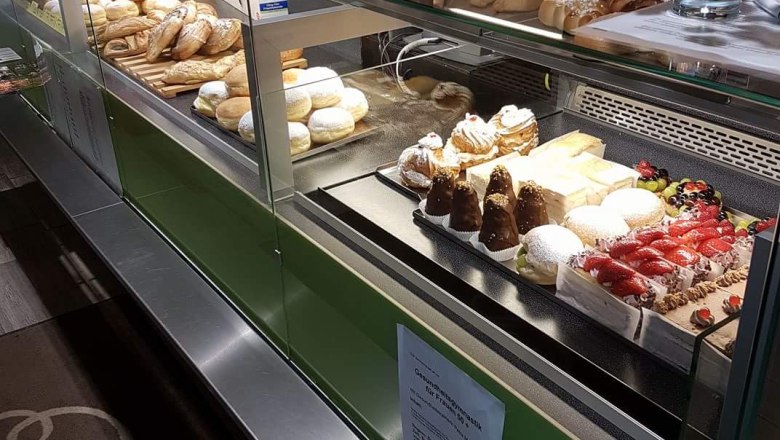 Café Dietmayer, © Dietmayer Eine Bäckereitheke mit verschiedenen Backwaren und Kuchen.