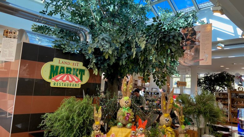 Landzeit Schottwien, © Wiener Alpen Innenansicht eines Restaurants mit Dekorationen und Pflanzen.