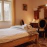 Orlet an der Rax, © Sofia Orlet Gemütliches Schlafzimmer mit Holzmöbeln und einem Fenster mit Vorhängen.