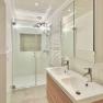 Top 1 - Badezimmer, © VP FeWo OG Modernes Badezimmer mit Doppelwaschbecken, Glasdusche und Handtuchheizkörper.