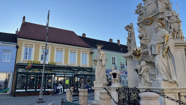 Stadtcafe Neunkirchen, © Wiener Alpen/Lechner Stadtcafe Neunkirchen mit Statue im Vordergrund.