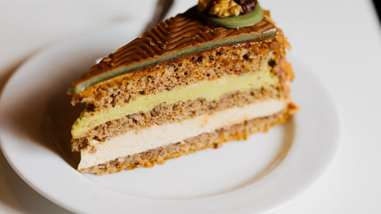 Kulinarische Reise, Ghega-Torte mit Pistazien und Nussnougat, Konditerei Alber, Payerbach, Wiener Alpen, © Niederösterreich Werbung/Mara Hohla Herunterladen Die Ghega-Torte verführt mit ihrer zarten Schicht aus Pistazien und Nussnougat, die harmonisch aufeinander abgestimmt sind. Ein Genuss, der die Sinne betört und zum Verweilen einlädt, während man die süße Köstlichkeit in der charmanten Atmosphäre der Konditorei genießt.