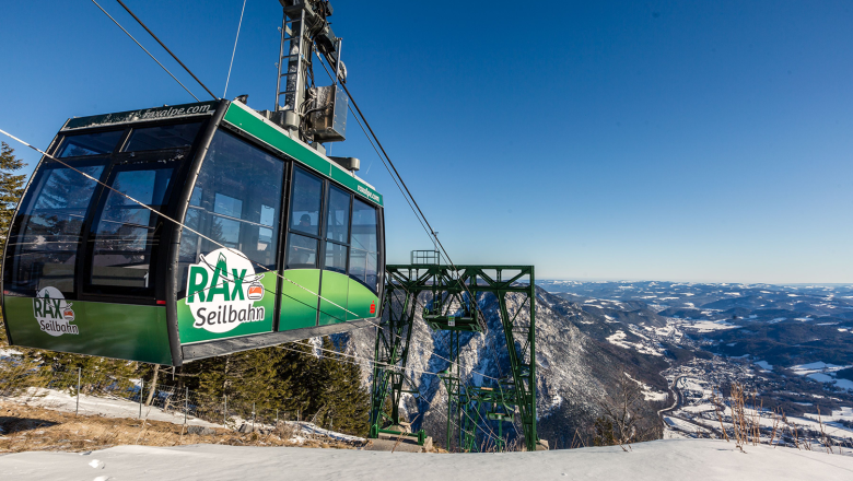 Die Rax-Seilbahn im Winter, © Raxalpen Touristik Rax-Seilbahn im Winter mit schneebedeckter Landschaft.