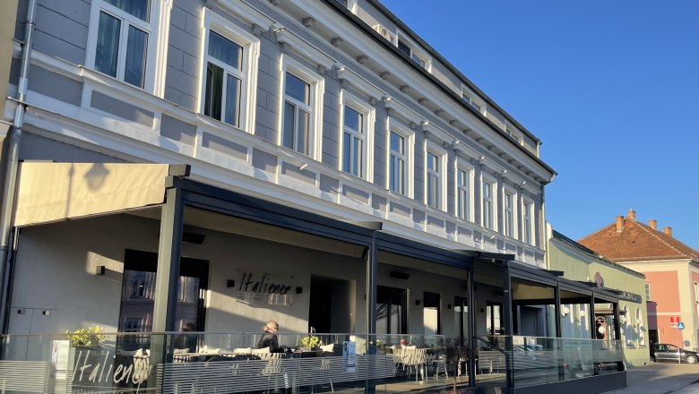 Außenansicht eines italienischen Restaurants mit Terrasse