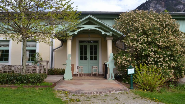 Eingang einer Kulturstätte in Pasteltönen