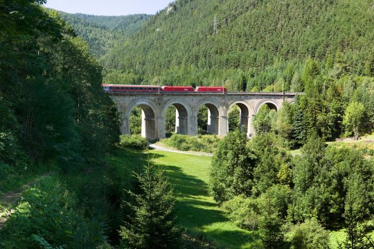 Die Semmeringbahn, die 1. Personenseilbahn Österreichs auf die Rax, die zahlreichen Grandhotels am Semmering - alles Pionierleistungen - lassen Sie sich davon beflügeln., © Wiener Alpen - Zwickl