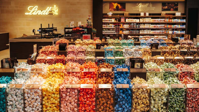 Ein Gesch&auml;ft mit einer gro&szlig;en Auswahl an bunten Lindt-Pralinen in durchsichtigen Beh&auml;ltern.