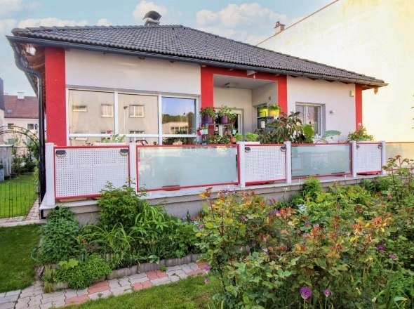 Ferienwohnung Bucur-Ata, © Stadtgemeinde Gloggnitz grau rotes Haus mit Balkon und Blumen