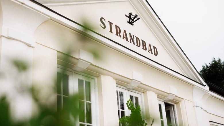 Das Alpenstrandbad Edlach l&auml;dt mit seiner charmanten Architektur und der ruhigen Atmosph&auml;re zum Verweilen ein. Umgeben von &uuml;ppigem Gr&uuml;n und der majest&auml;tischen Kulisse der Wiener Alpen, ist dieser Ort ein perfektes Ziel f&uuml;r Erholungssuchende und Naturliebhaber.