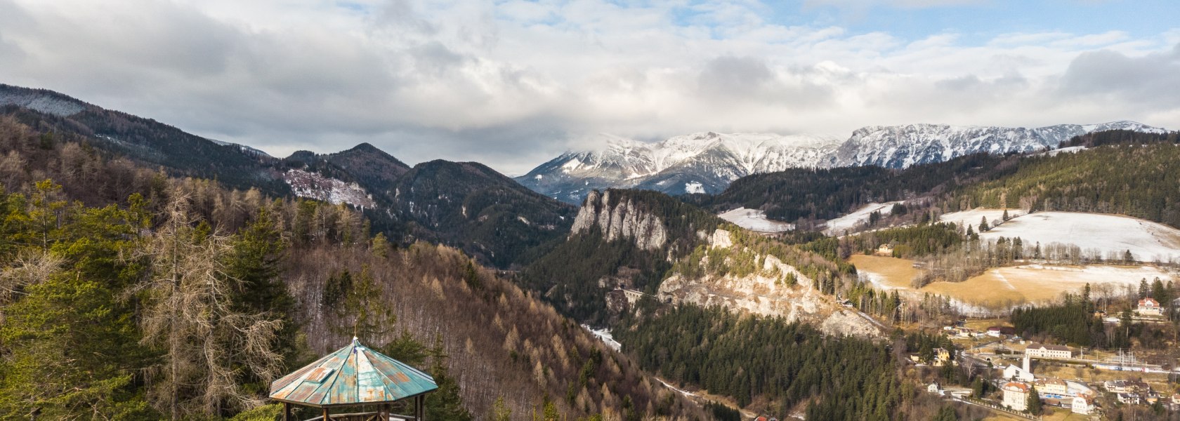 Panoramabild im Winter mit leichten Schnee und Ausblick auf umliegende Orte und Berglanschaften