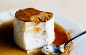 Ein k&ouml;stliches Gupferl aus Schafk&auml;se und Frischk&auml;se, verfeinert mit Zimt, Waldhonig und knusprigen Waln&uuml;ssen, l&auml;dt zu einer genussvollen Pause ein. Die harmonische Kombination der Aromen verspricht ein unvergessliches Geschmackserlebnis inmitten der malerischen Wiener Alpen.