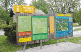 Informationstafeln am Wanderstartplatz Payerbach mit Karten und Wegweisern zu den Wiener Alpen.