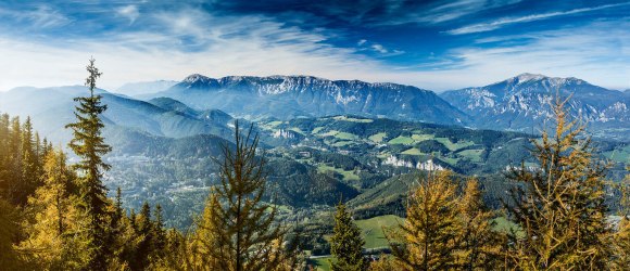 Die majest&auml;tischen Gipfel der Wiener Alpen erheben sich stolz in den Himmel, w&auml;hrend die sanften H&uuml;gel und dichten W&auml;lder eine harmonische Kulisse bilden. Hier, wo die Natur in voller Pracht erbl&uuml;ht, l&auml;dt die frische Bergluft dazu ein, die Seele baumeln zu lassen und die atemberaubenden Ausblicke zu genie&szlig;en.
