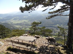 Die Jubiläumsaussicht mit wunderschönem Ausblick über das Schwarzatal, © Wiener Alpen in Niederösterreich - Semmering Rax