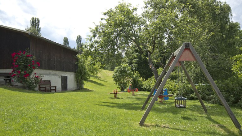 Gr&uuml;ne Wiese, Garten mit Kinderschaukel