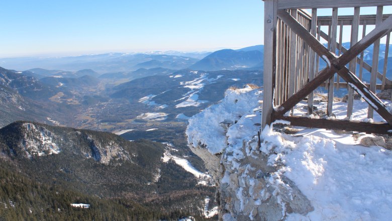 Winterliche Aussicht von der Ottohaus-Aussichtswarte auf verschneite Berge und Täler.