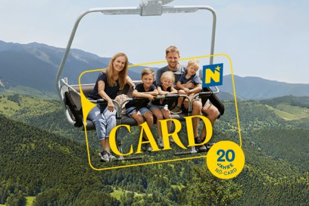 Eine Familie auf dem Sessellift. Die NÖ Card wird beworben.