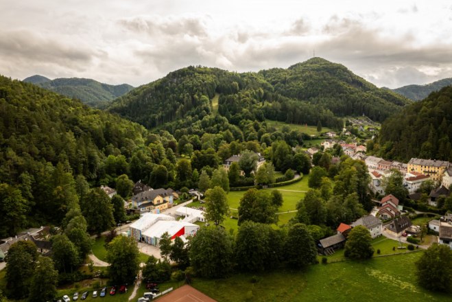 Ansicht Gutenstein mit Theaterzelt - Raimundspiele 2025, © Wiener Alpen©Robert Herbst