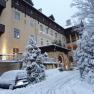 Winterliches Hotel Marienhof mit Schnee bedeckt.