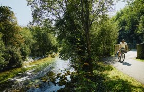 Mann auf der Schwarzatalerradweg fährt nach einer Brücke