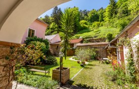 Innenhof - Ferienwohnungen Manuela, © Wiener Alpen / Christian Kremsl