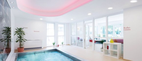 Innenpool in einem Hotel und der Eingang zum Ruheraum sichtbar