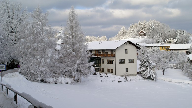 Gasthof Diewald, © Gasthof Diewald, Foto Franz Diewald Winterlandschaft mit verschneitem Gasthof und Bäumen.