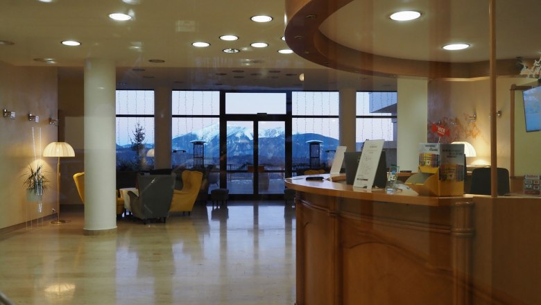 Rezeption im Sporthotel Semmering mit Blick auf die Berge.