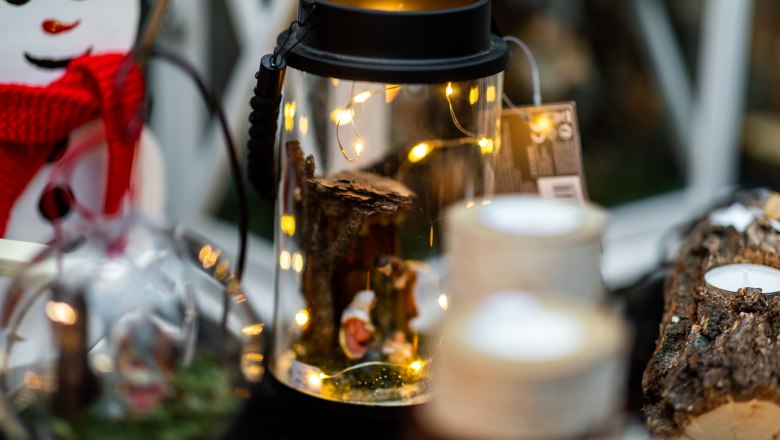 Weihnachtsdeko mit Laterne, Lichterkette, Schneemann aus Holz