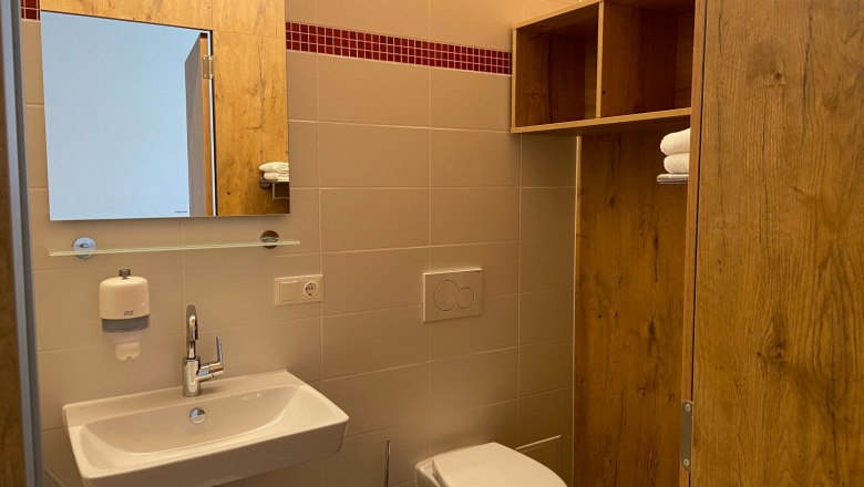 Badezimmer mit Dusche und WC, © Wiener Alpen