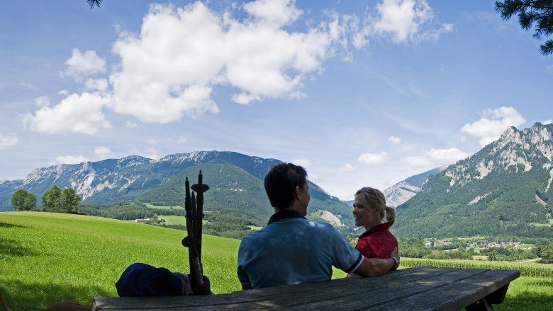 Wanderer mit Blick zur Rax, © Marktgemeinde Reichenau an der Rax