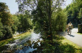 Mann auf der Schwarzatalerradweg fährt nach einer Brücke