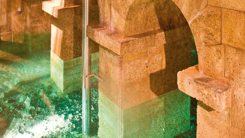 Steinb&ouml;gen &uuml;ber flie&szlig;endem Wasser im Wasserleitungsmuseum Kaiserbrunn.